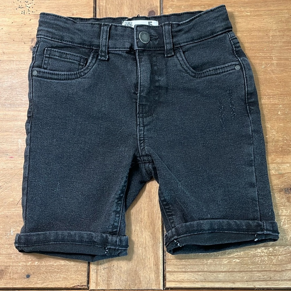 Cotton On Kids Boys Black shorts Sz 5